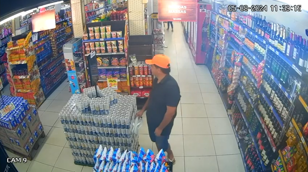 Homem furta par de chinelos em supermercado em Fortaleza