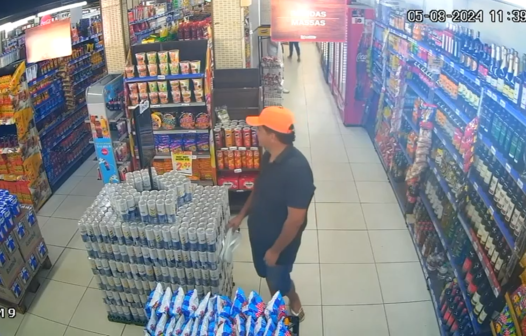 Homem furta par de chinelos em supermercado em Fortaleza