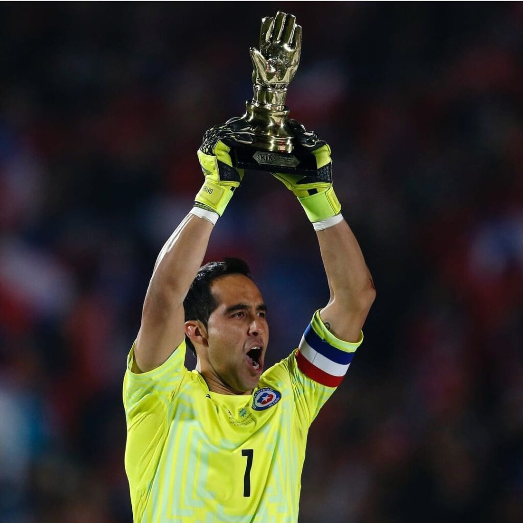 Goleiro Claudio Bravo, bicampeão da Copa América com o Chile, se aposenta aos 41 anos