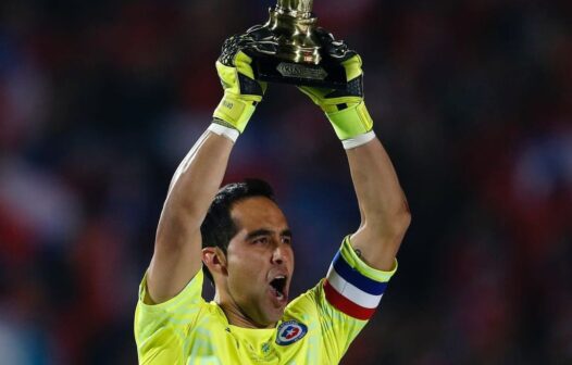 Goleiro Claudio Bravo, bicampeão da Copa América com o Chile, se aposenta aos 41 anos