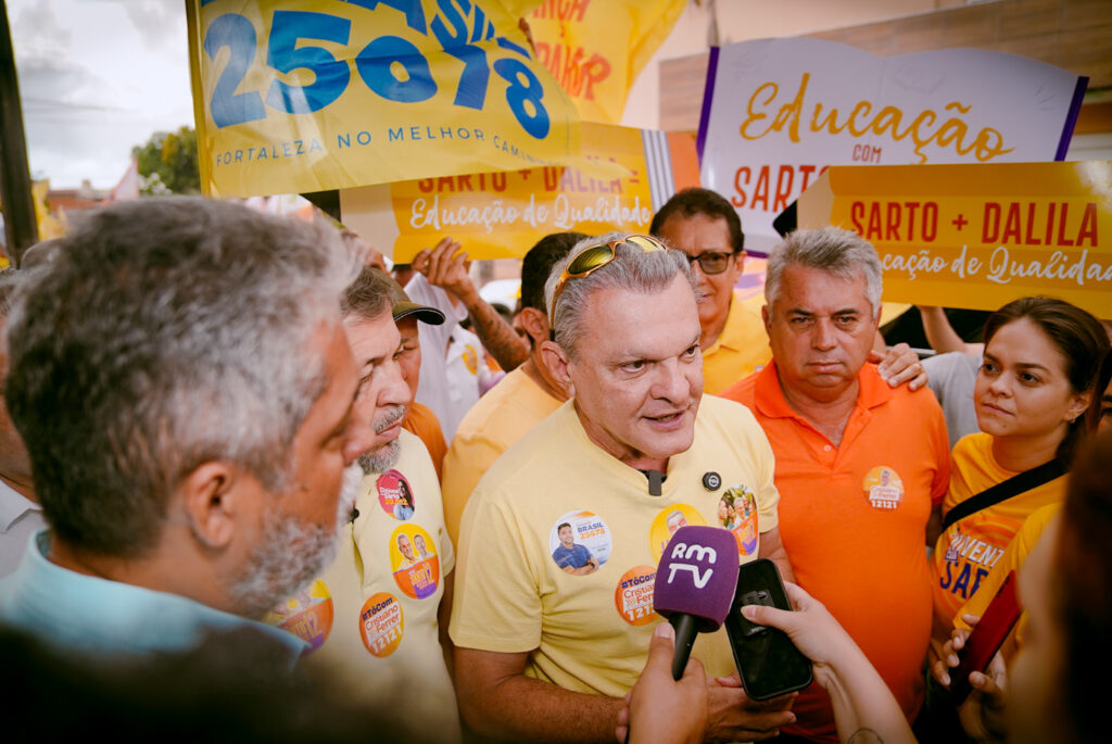 Sarto realiza caminhada na comunidade Vila Cazumba com apoiadores e líderes políticos