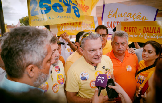 Sarto realiza caminhada na comunidade Vila Cazumba com apoiadores e líderes políticos