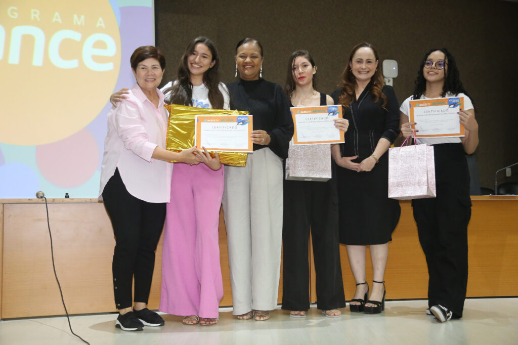 Alunos do Programa Alcance da Alece destacam a presença feminina na ciência