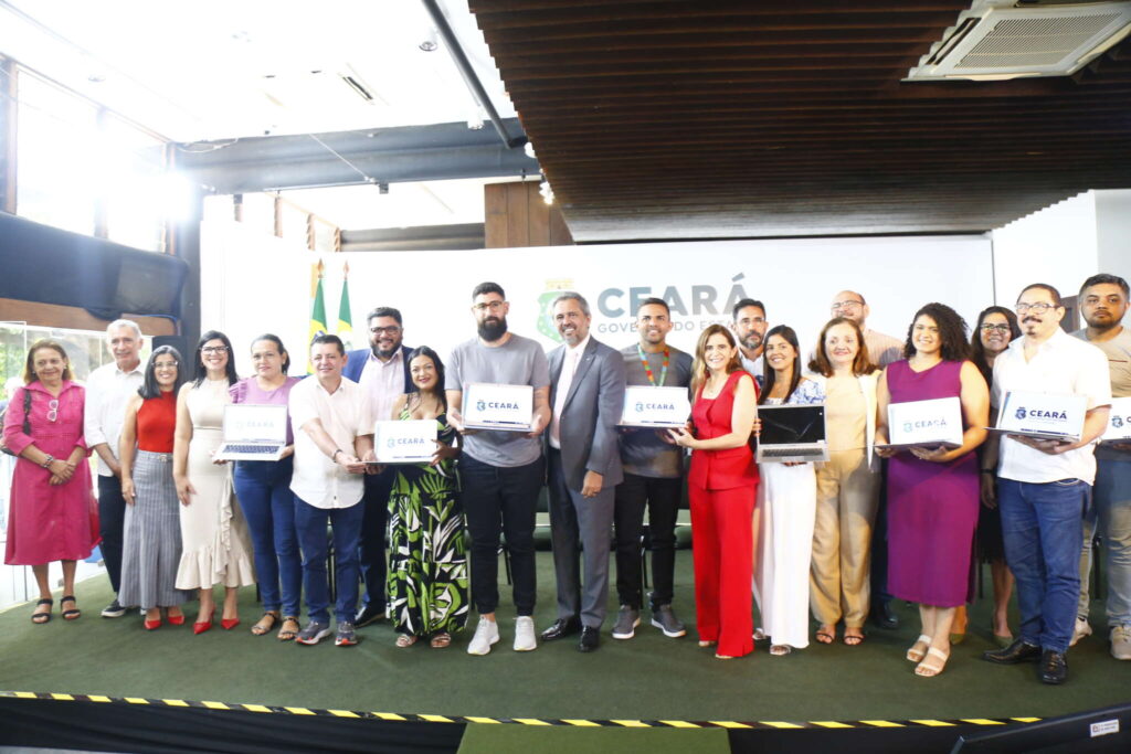 Elmano entrega mais de 2 mil notebooks para professores da rede estadual