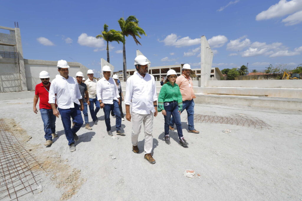 Elmano visita obras de escola e mercado em Caucaia