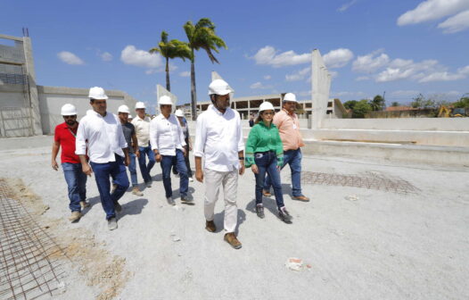 Elmano de Freitas visita obras de escola e mercado em Caucaia