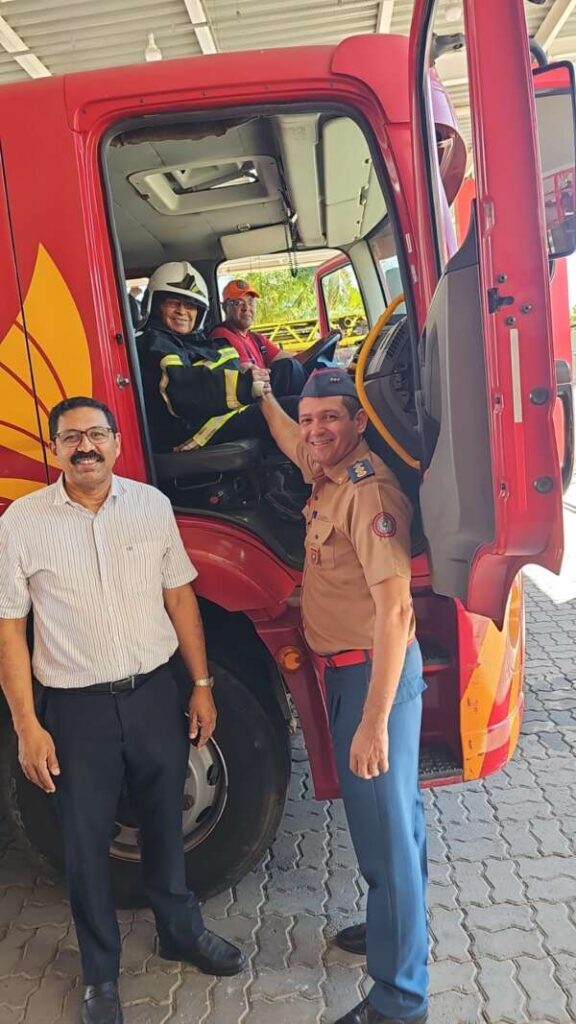 Idoso de 90 anos realiza sonho de infância ao visitar quartel dos Bombeiros em Fortaleza