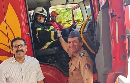 Idoso de 90 anos realiza sonho de infância ao visitar quartel dos Bombeiros em Fortaleza