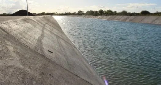 Corpo de homem é encontrado amarrado em pedra no canal da transposição do rio São Francisco