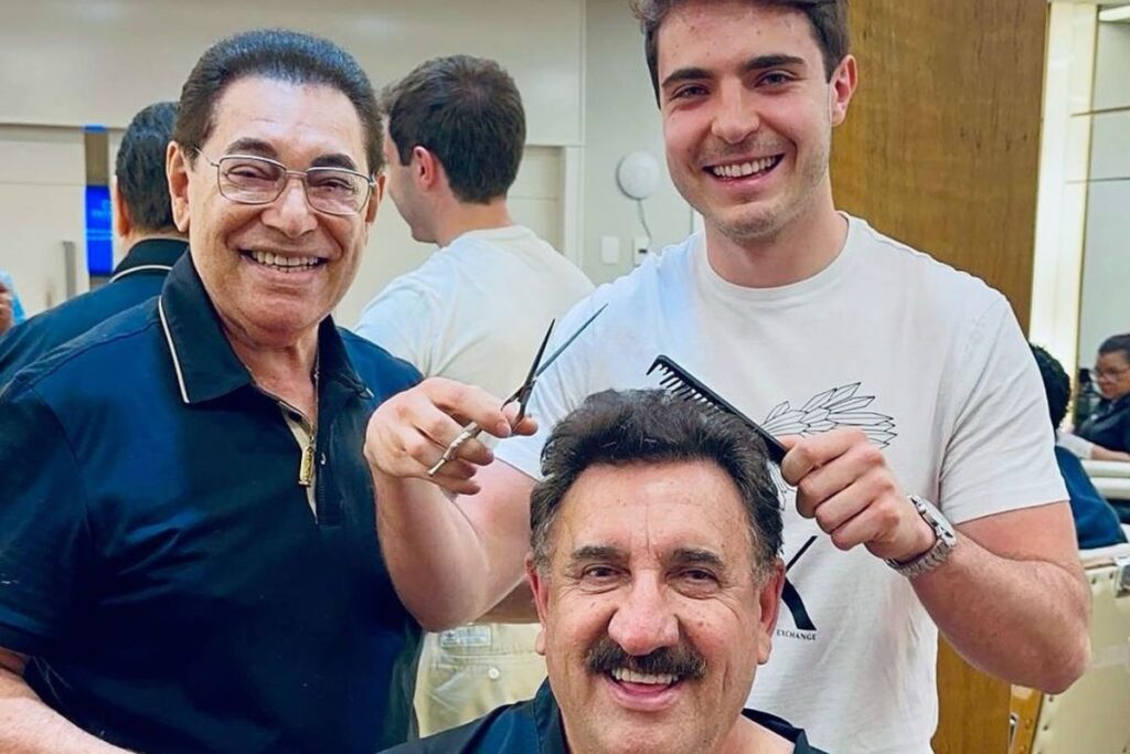 João Liberato ‘corta’ o cabelo de Ratinho em visita ao Brasil