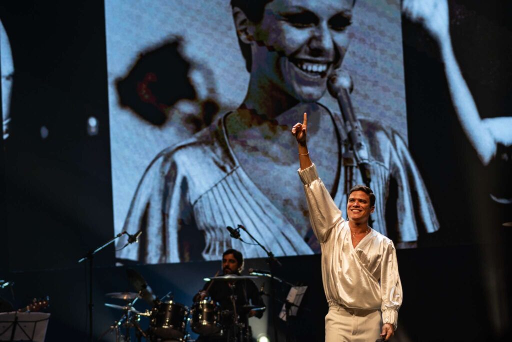 Marcos Lessa se apresenta no Cineteatro São Luiz, cantando Elis Regina