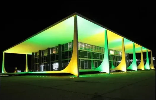 STF é iluminado em verde e amarelo em defesa da democracia após ataques de Elon Musk