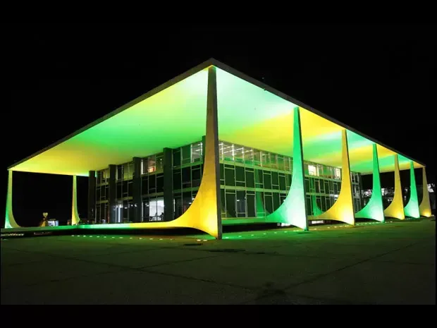 STF é iluminado em verde e amarelo em defesa da democracia após ataques de Elon Musk