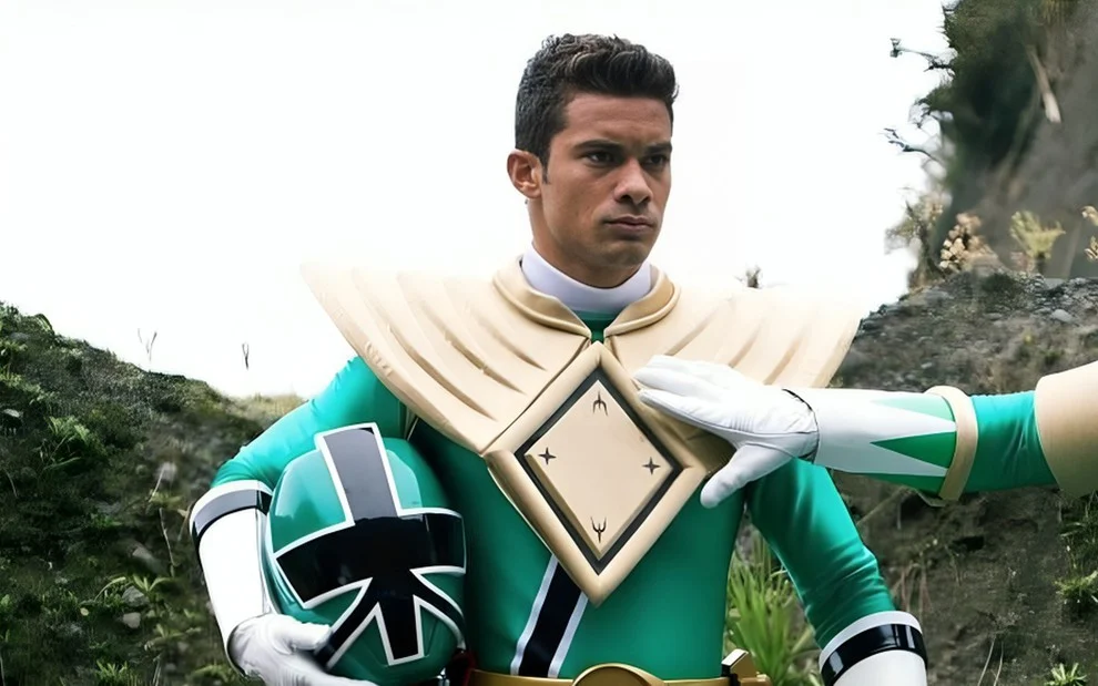 Ator de 'Power Rangers' está foragido após empurrar idoso que usava andador; veja vídeo