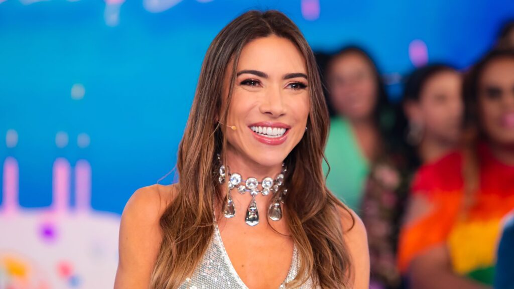 Patrícia Abravanel retorna ao SBT após morte de Silvio Santos e se emociona no palco