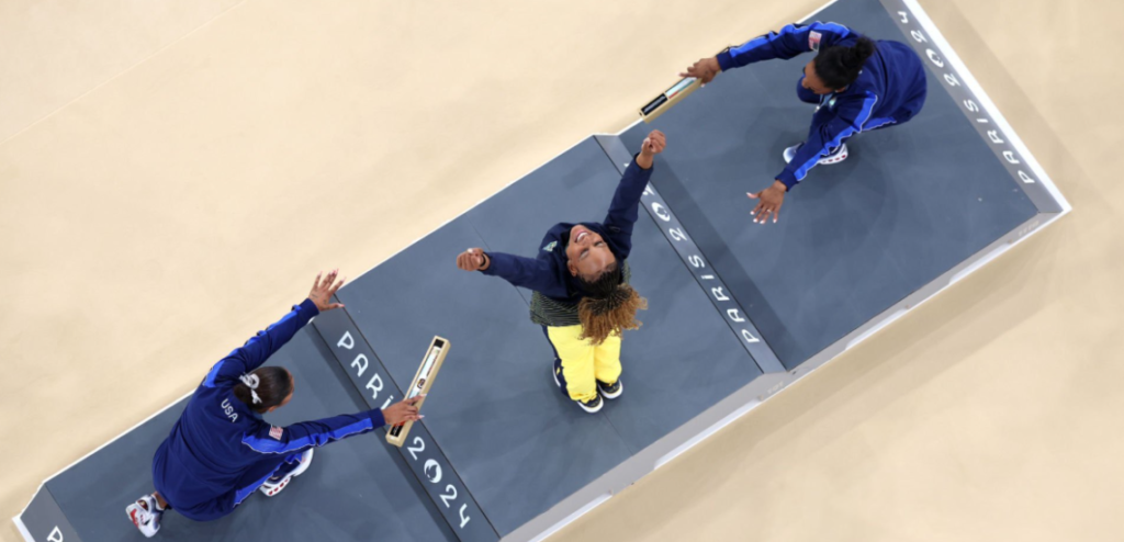 Simone Biles explica ideia de 'reverência' a Rebeca que gerou foto icônica em Paris-2024