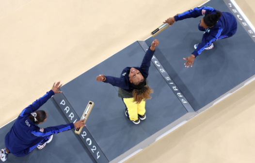 Simone Biles explica ideia de ‘reverência’ a Rebeca que gerou foto icônica em Paris-2024