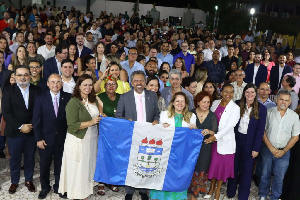 Elmano empossa 107 professores na Universidade do Vale do Acaraú (UVA)