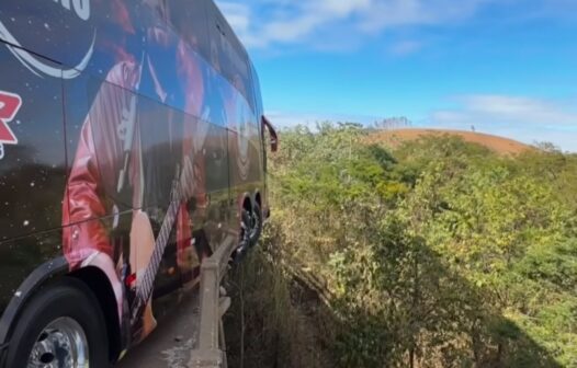 César Menotti mostra como ficou seu ônibus após acidente: ‘Mais um livramento’