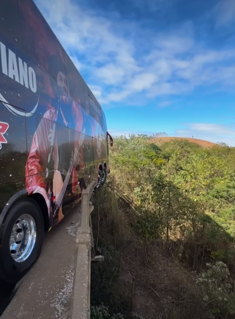 César Menotti mostra como ficou seu ônibus após acidente: ‘Mais um livramento’