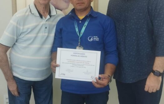 Motorista de ônibus que salvou criança engasgada recebe honraria formal de empresa