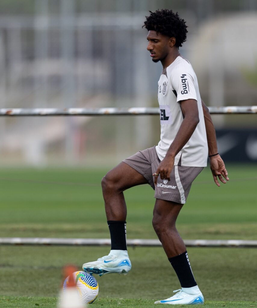 Corinthians amplia contrato de Garro e prevê batalha em Fortaleza