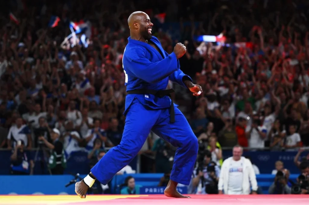 Teddy Riner cumpre expectativa, leva 3º ouro individual e canta hino francês com a torcida