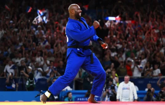 Teddy Riner cumpre expectativa, leva 3º ouro individual e canta hino francês com a torcida