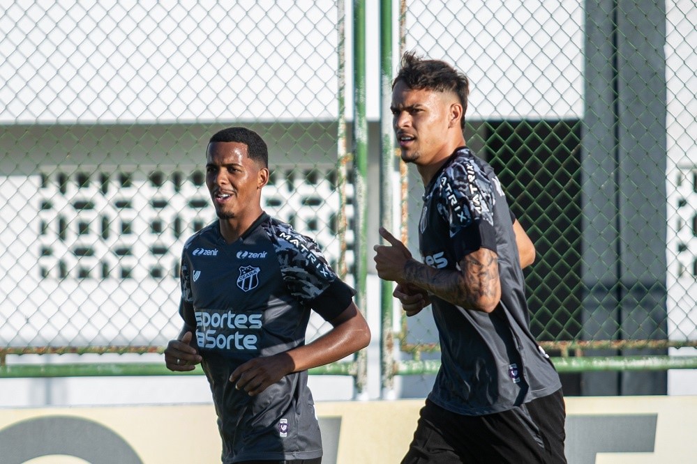 Elenco do Ceará treina para encarar o Goiás pela Série B do Brasileirão