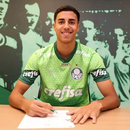 Zagueiro Vitor Reis renova contrato com o Palmeiras até 2028: 'Clube confia em meu trabalho'