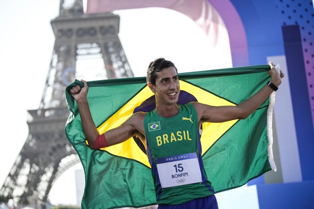 Caio Bonfim conquista a prata, medalha inédita na marcha atlética em Paris