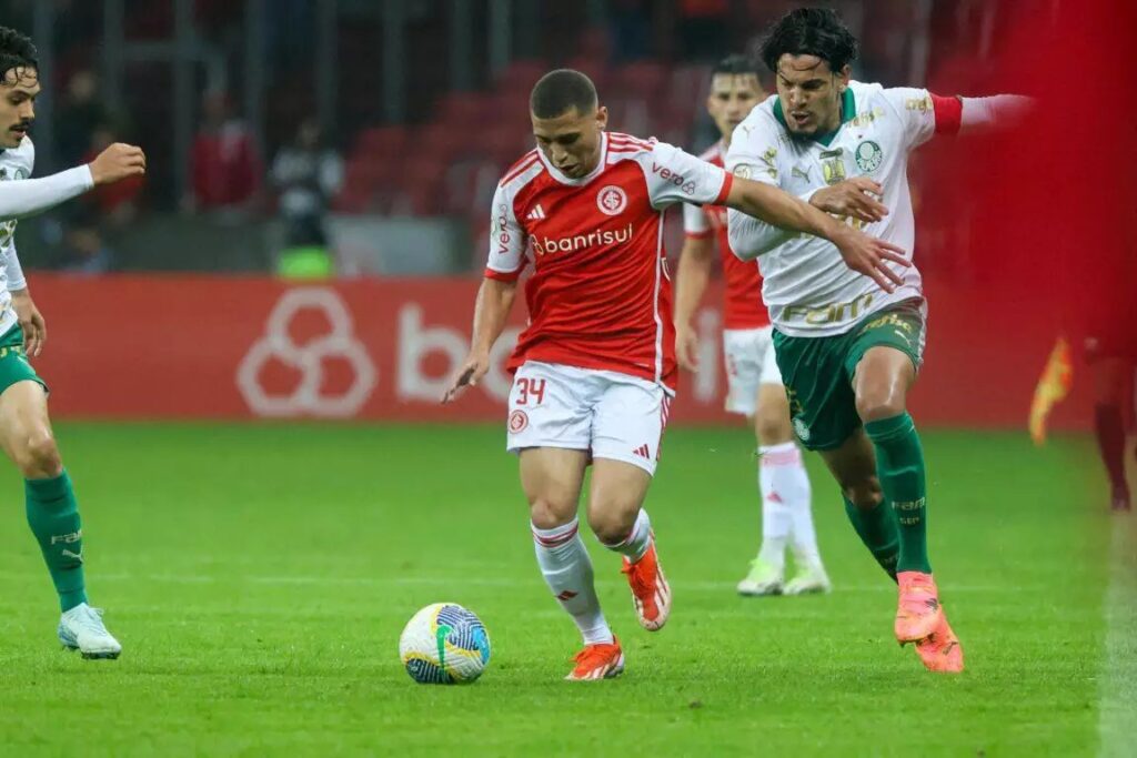 Palmeiras reage no segundo tempo, tem gols anulados e arranca empata com o Internacional no fim