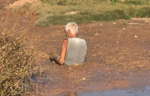 Idoso é resgatado pelo Corpo de Bombeiros após ficar uma hora atolado em lamaçal