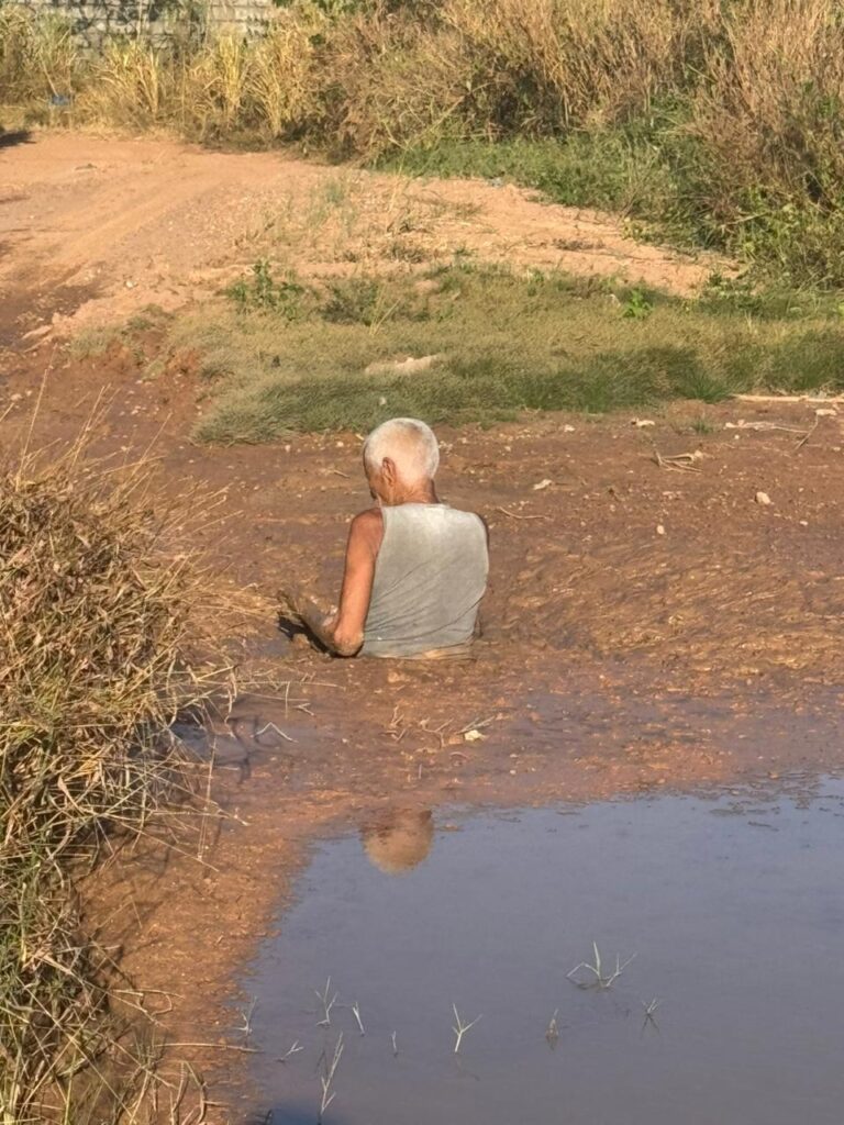 Idoso é resgatado pelo Corpo de Bombeiros após ficar uma hora atolado em lamaçal