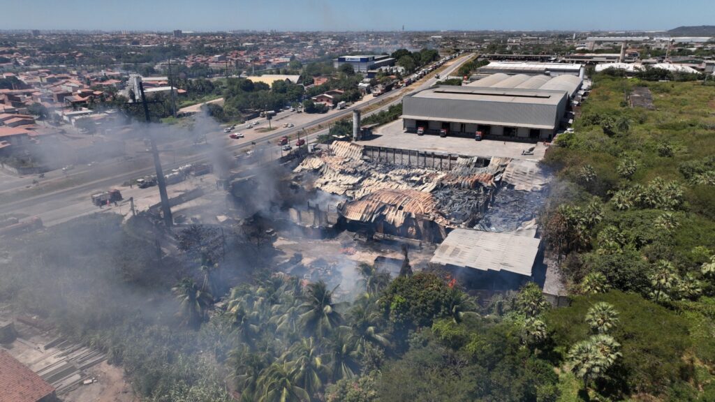 Combate a incêndio em Maracanaú deve continuar durante todo o dia