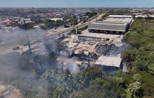 Combate a incêndio em Maracanaú deve continuar durante todo o dia