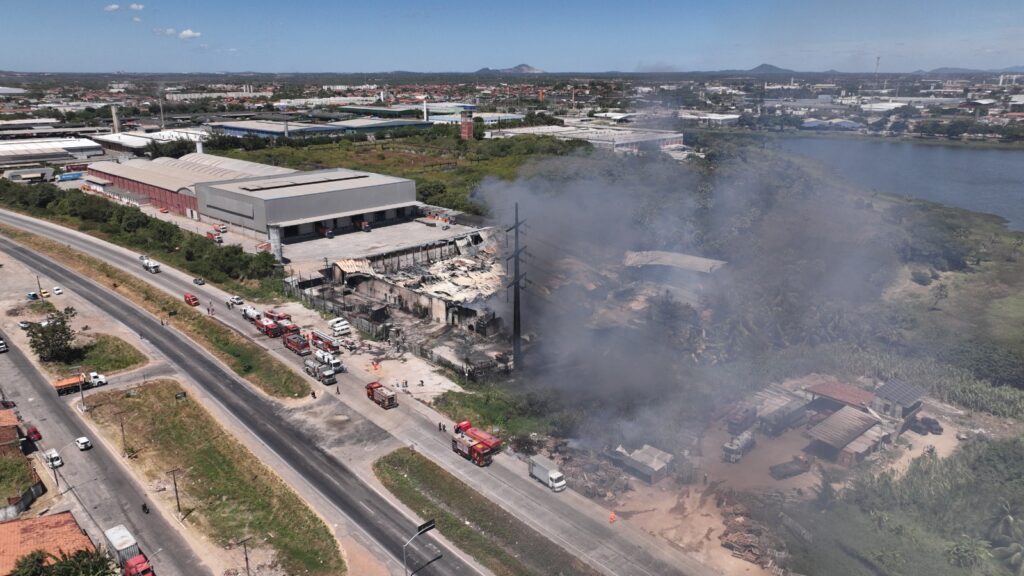 Incêndio em fábrica de colchões em Maracanaú é controlado, diz Corpo de Bombeiros