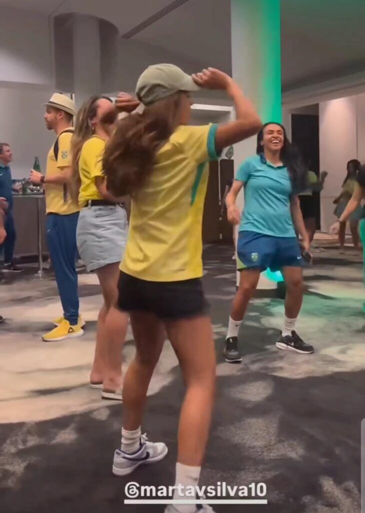 Rayssa Leal e Marta comemoraram fim dos Jogos Olímpicos ao som de Joelma