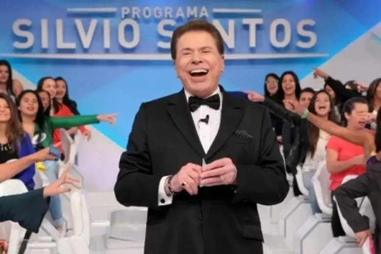 Familiares e amigos próximos se despedem de Silvio Santos