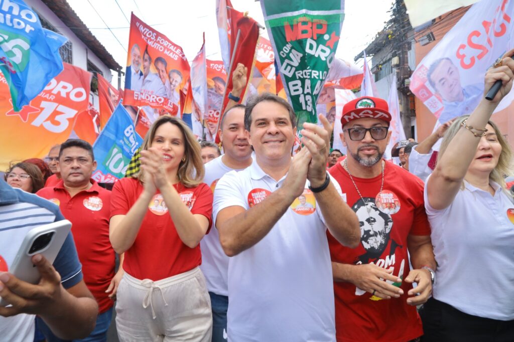 Evandro Leitão e Gabriella Aguiar iniciam semana com caminhada no bairro Serrinha