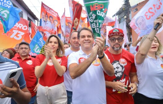 Evandro Leitão e Gabriella Aguiar iniciam semana com caminhada no bairro Serrinha