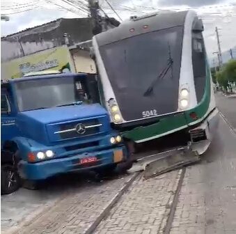 Caminhão colide com VLT em Sobral; acidente é registrado em vídeo