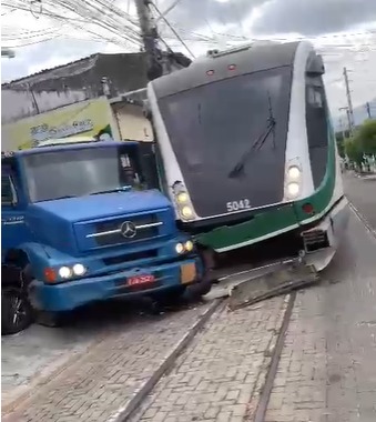 Caminhão colide com VLT em Sobral; acidente é registrado em vídeo