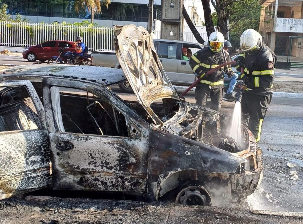 Casal de idosos é surpreendido ao ver carro que trafegavam pegar fogo em Fortaleza; vídeo