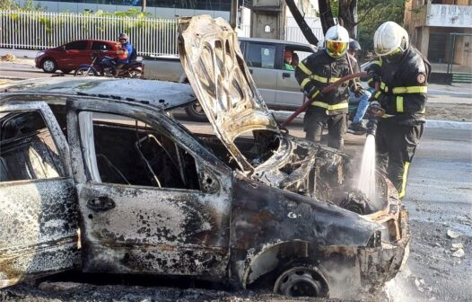 Casal de idosos é surpreendido ao ver carro que trafegavam pegar fogo em Fortaleza; vídeo