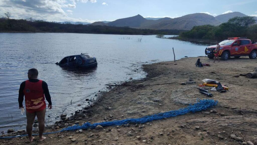 Carro com quatro pessoas cai em açude no Ceará; uma pessoa morre submersa