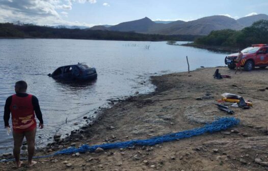 Carro com quatro pessoas cai em açude no Ceará; uma pessoa morre submersa