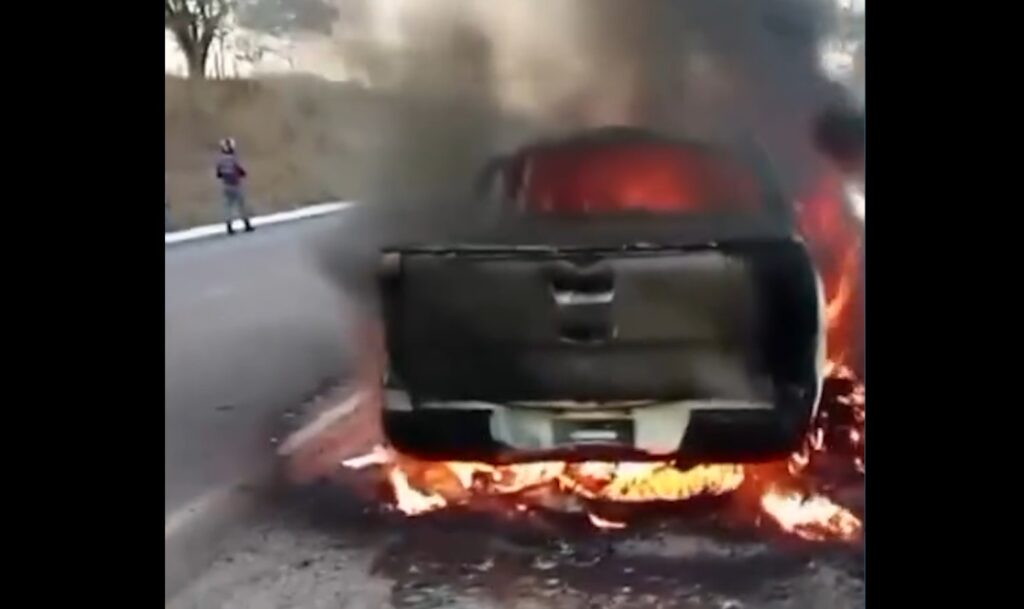 Incêndio: carro pega fogo após carregador explodir em Boa Viagem, no interior do Ceará