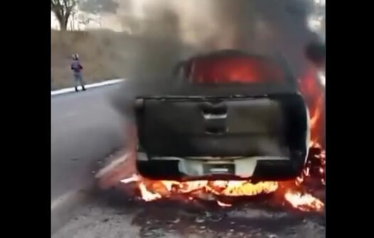 Incêndio: carro pega fogo após carregador explodir em Boa Viagem, no interior do Ceará