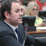 Deputado Glauber Braga é detido pela PM durante desocupação da Uerj